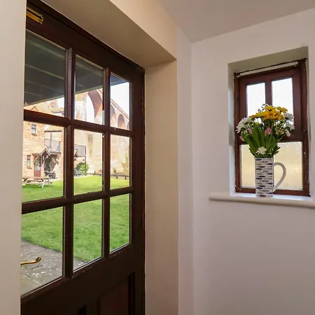 No 18 Riverside Walk Kingfisher * 惠特比